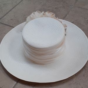 👒 Vintage White Buttercream Straw Hat with flower